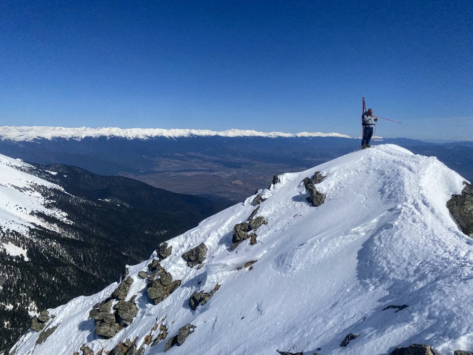 A skier on the crest above the valley