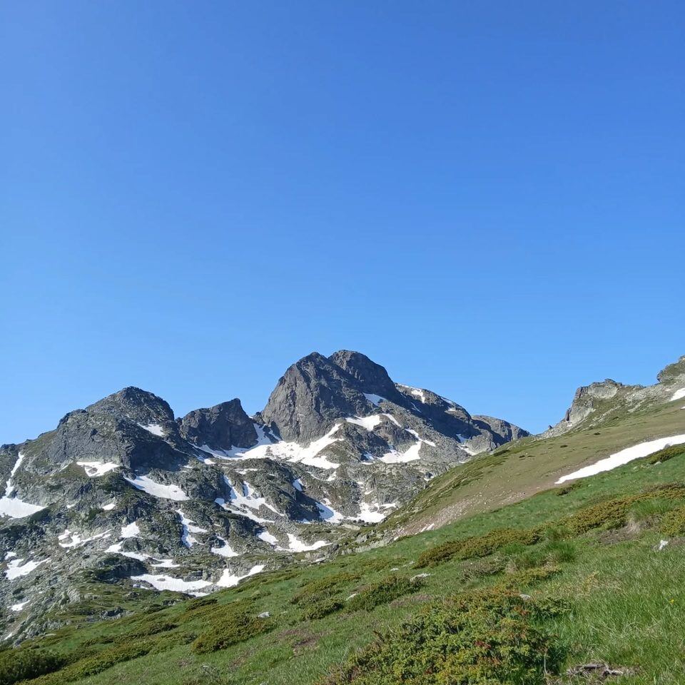 Der Malyovitsa-Gipfel über dem Schnee