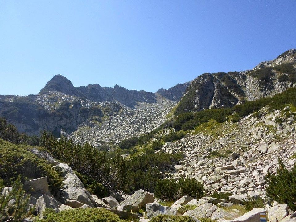 Boulder-field approach toward the ridge