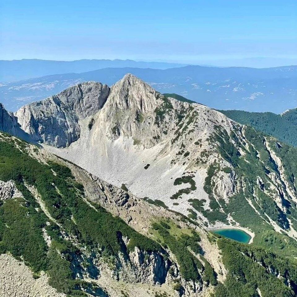 Sinanitsa's marble summit above the lake