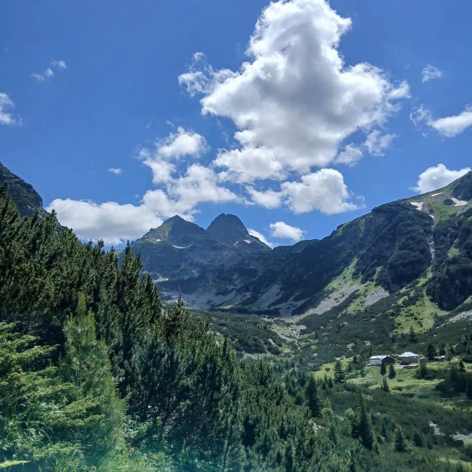 Approaching Malyovitsa through its valley